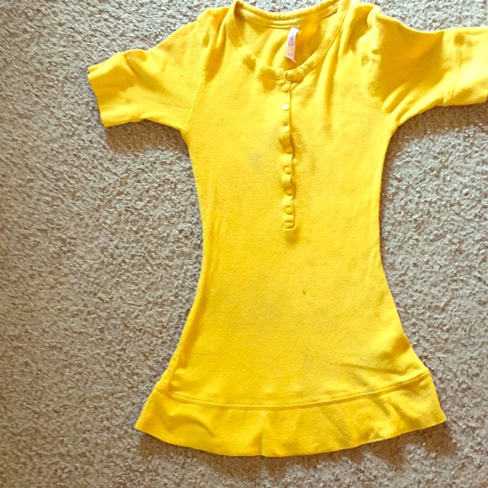 Stretchable yellow tee